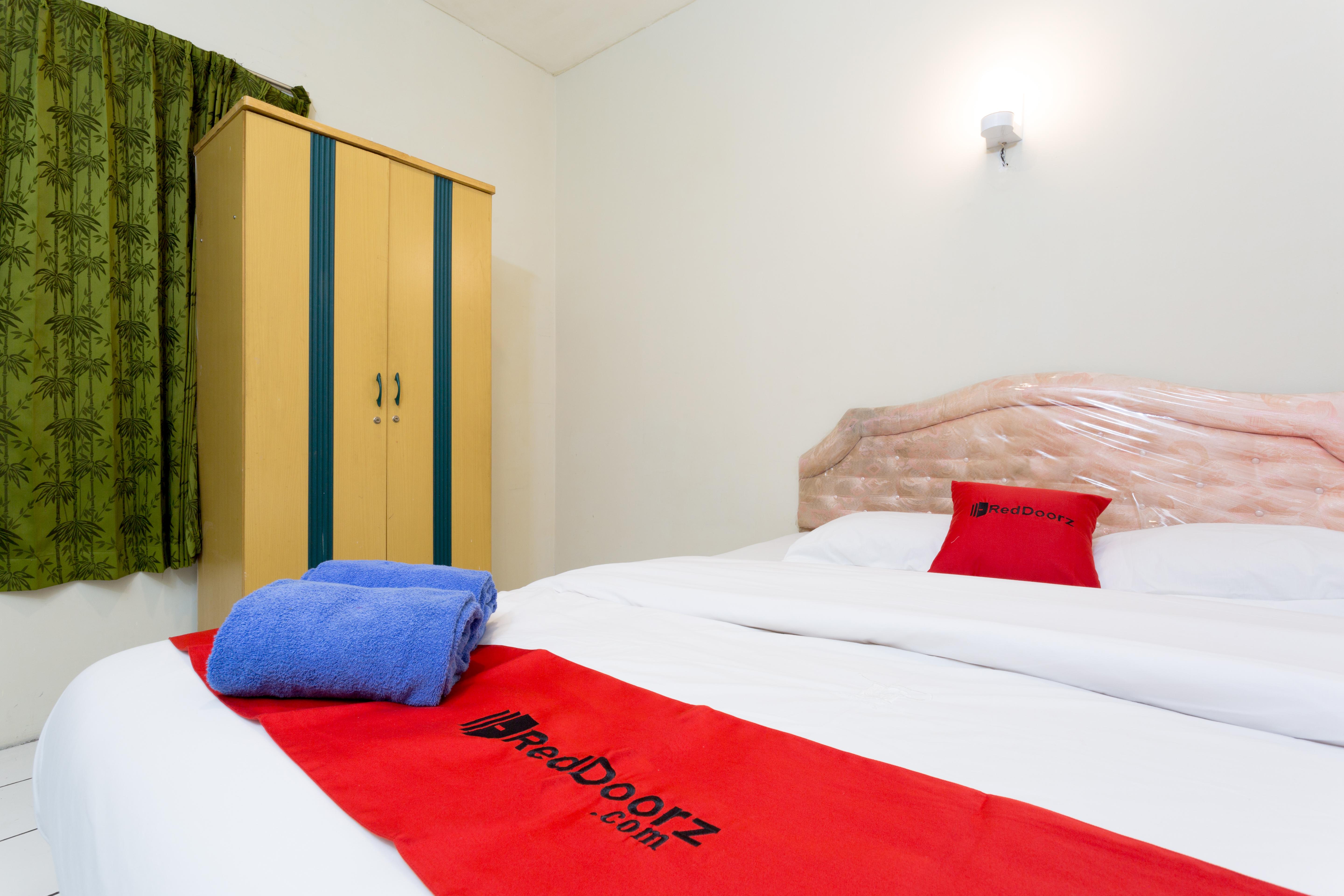 Hotel Reddoorz @ Supratman Street Bandung Esterno foto
