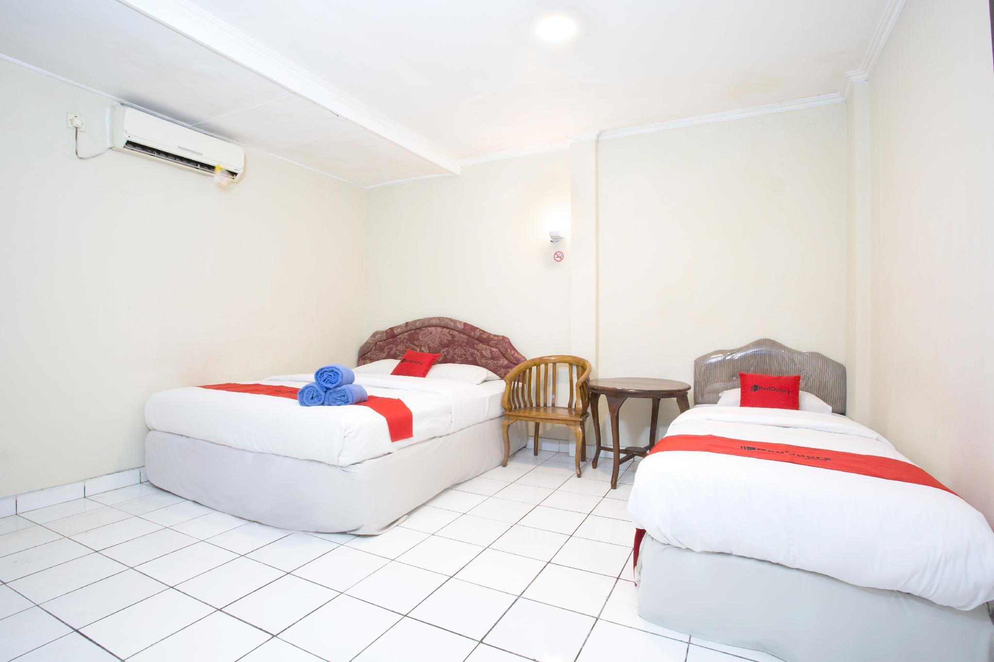 Hotel Reddoorz @ Supratman Street Bandung Esterno foto