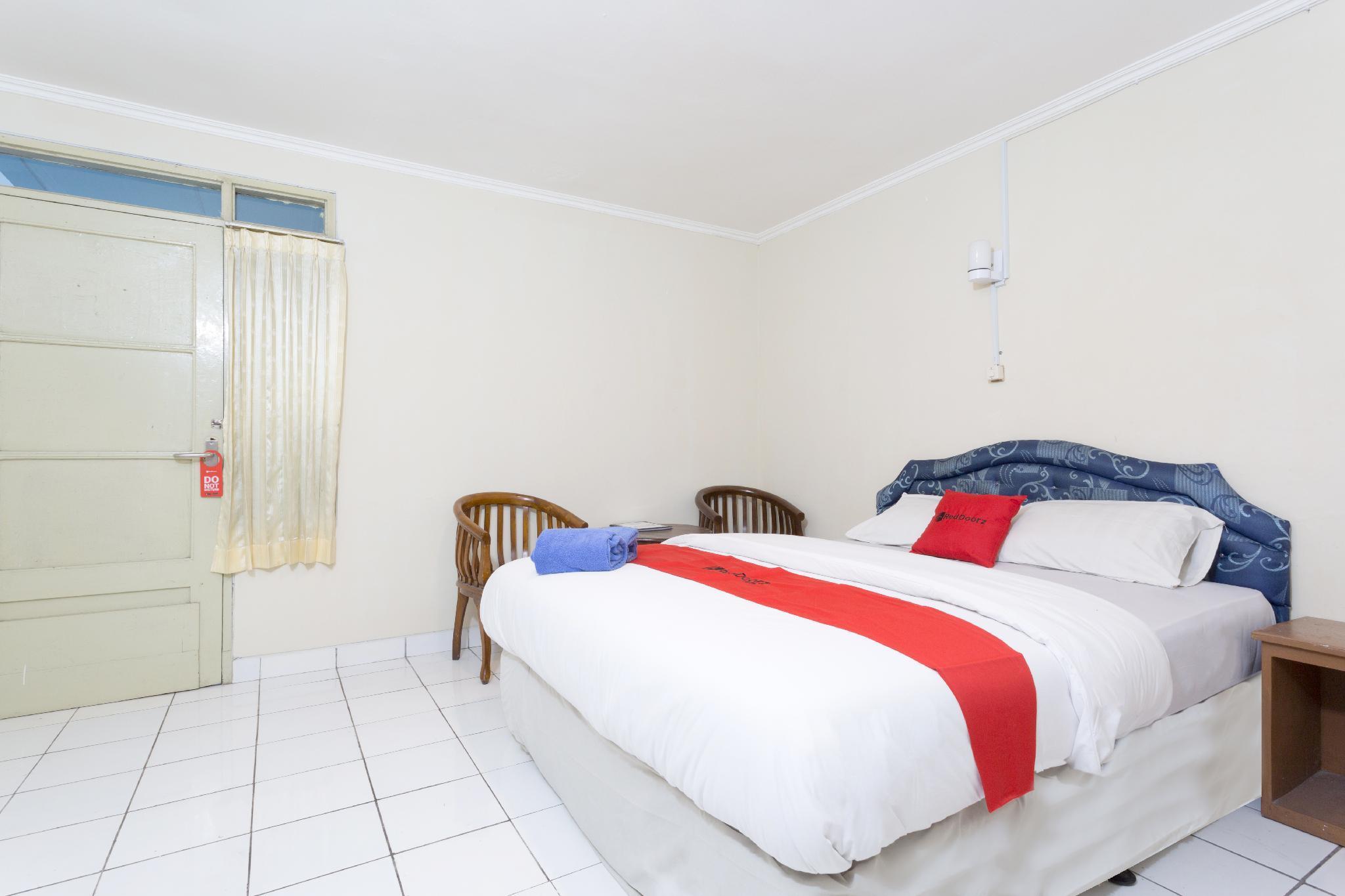 Hotel Reddoorz @ Supratman Street Bandung Esterno foto