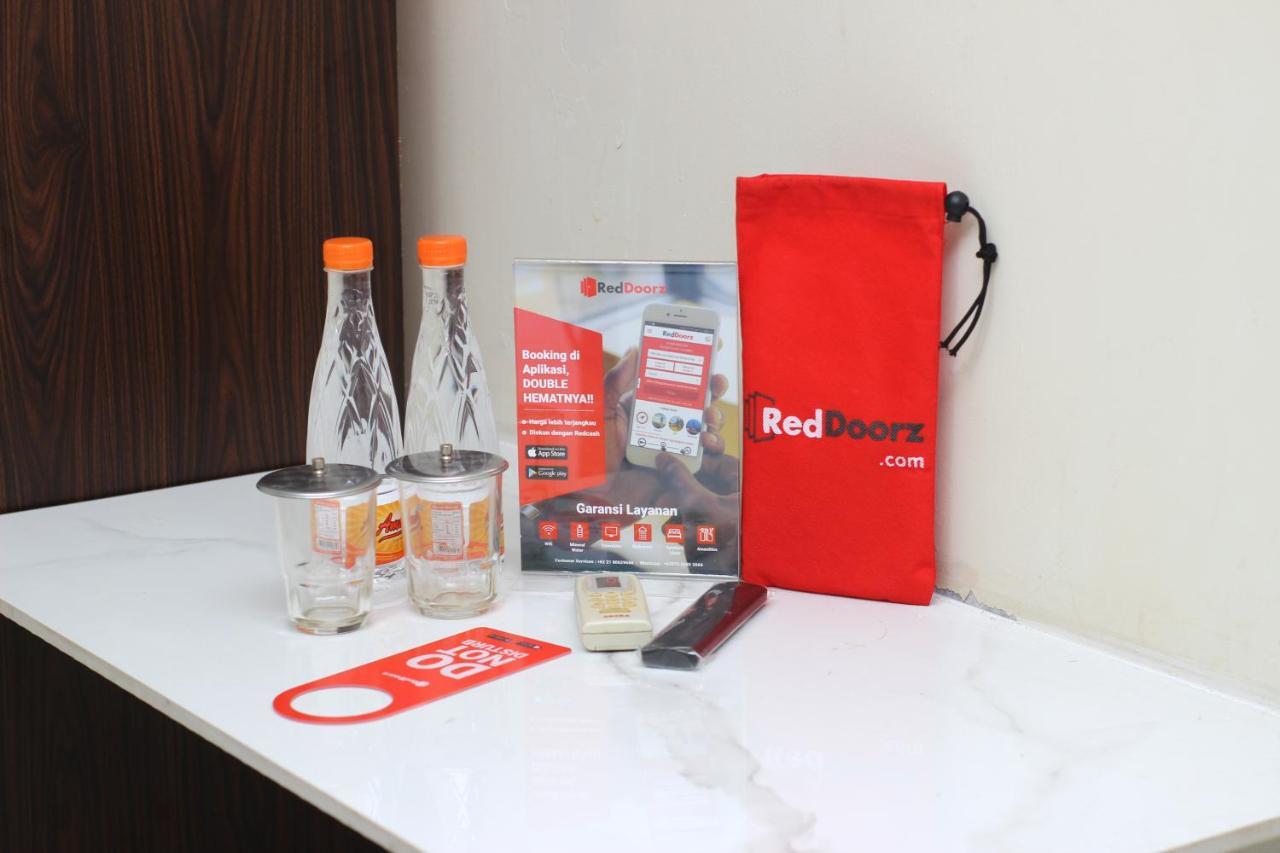 Hotel Reddoorz @ Supratman Street Bandung Esterno foto