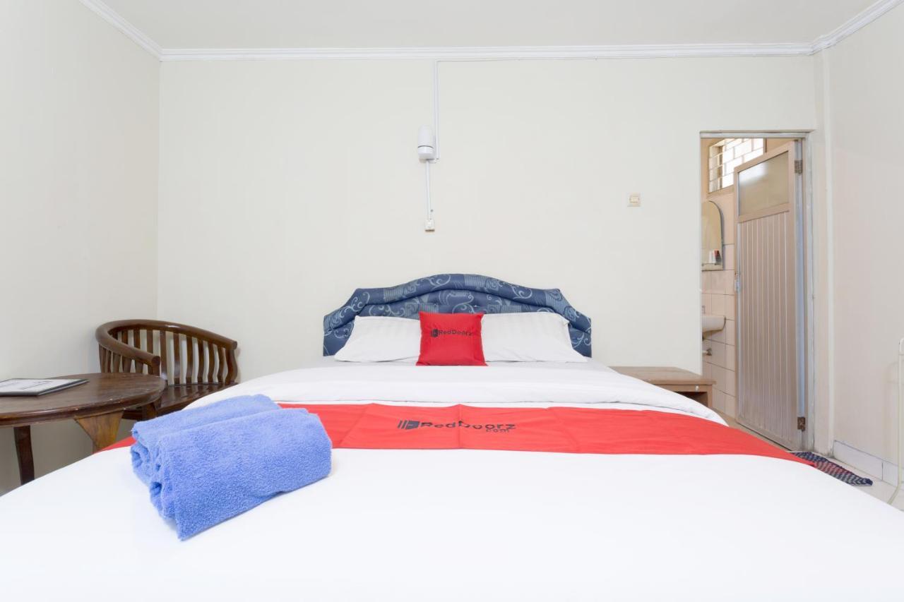 Hotel Reddoorz @ Supratman Street Bandung Esterno foto