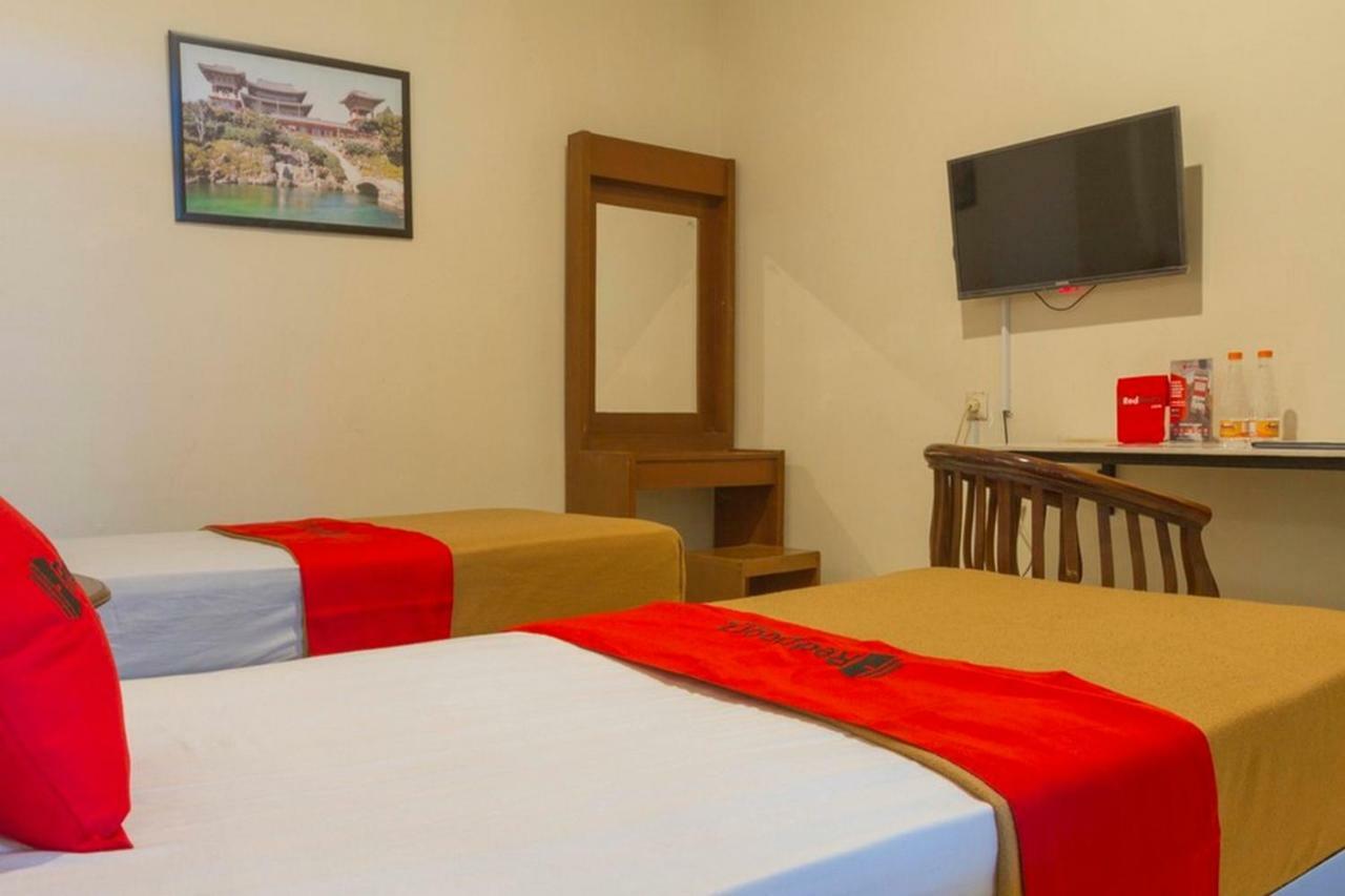 Hotel Reddoorz @ Supratman Street Bandung Esterno foto